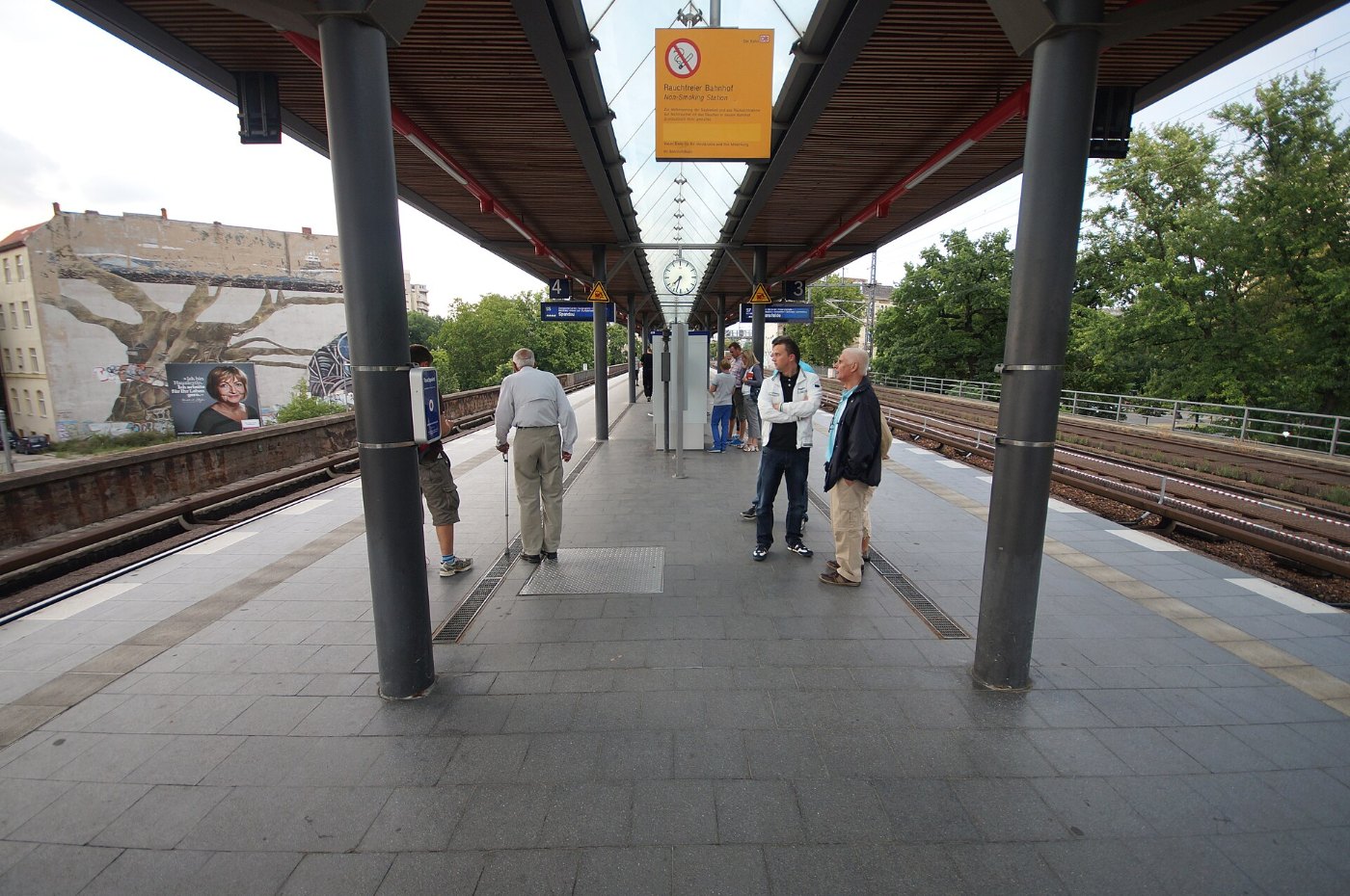 Berlin Bahnhof Tiergarten auf Bahnsteig zu Gleisen 3 und 4 8.8.2013