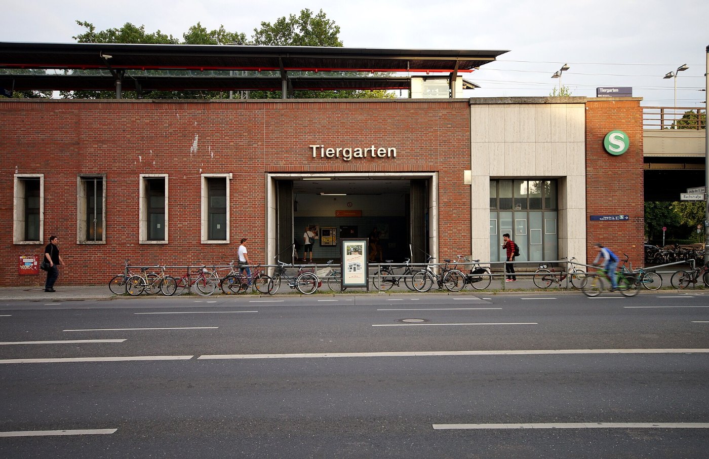 Berlin Bahnhof Tiergarten Haupteingang von der Bachstraße aus 8.8.2013