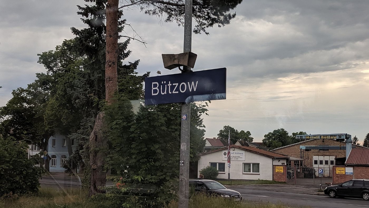 Bahnhofsschild Bützow