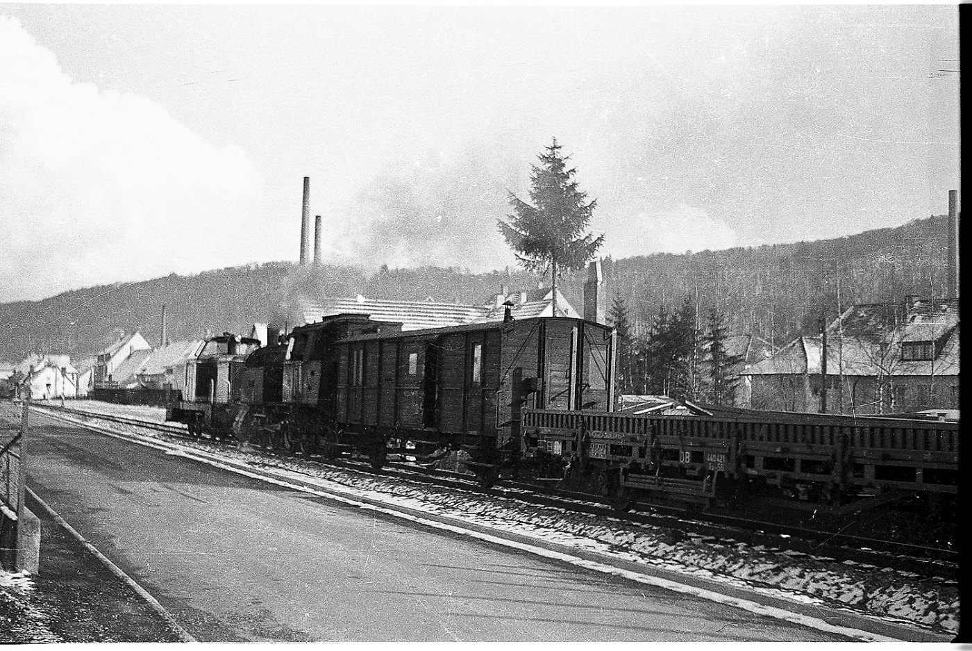 Diesellok V81 und Lok 15, Burladingen, Packwagen von der Kreisbahn Buxte