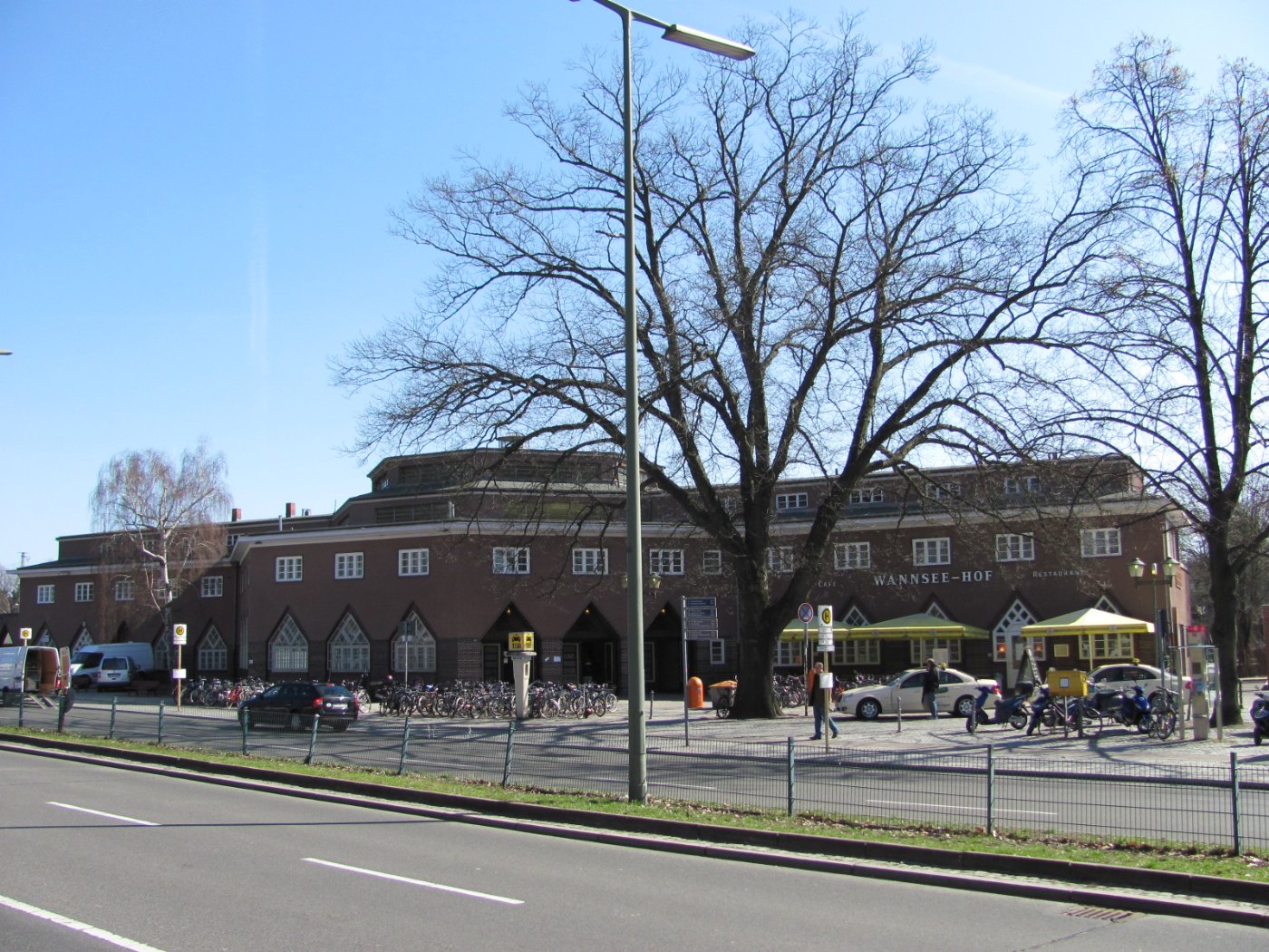 Bahnhof Berlin Wannsee from outside