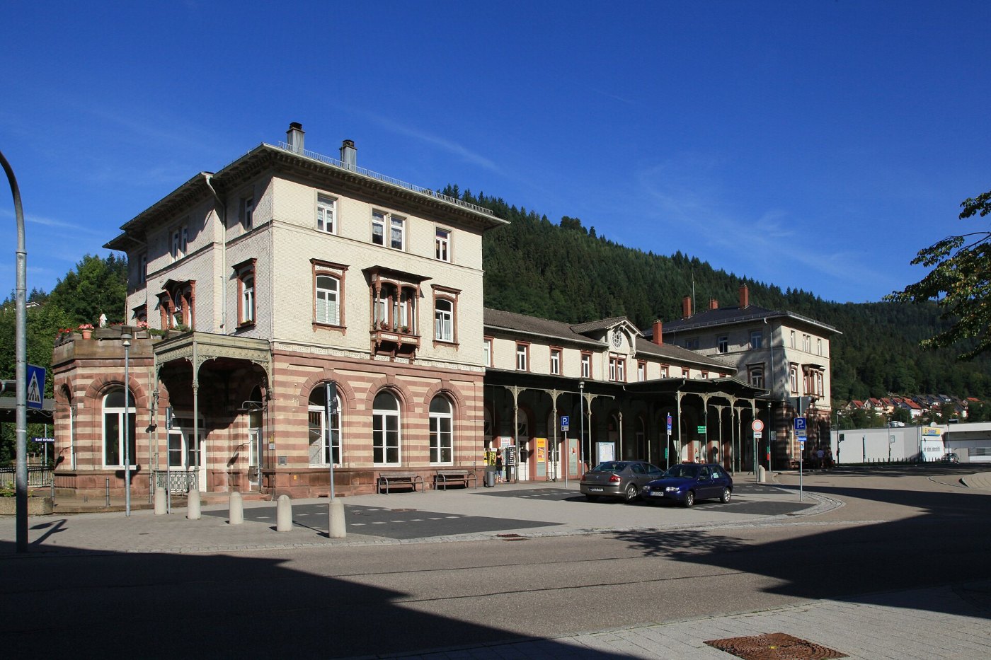 Bad Wildbad Bahnhofsplatz + Bahnhof 01 ies