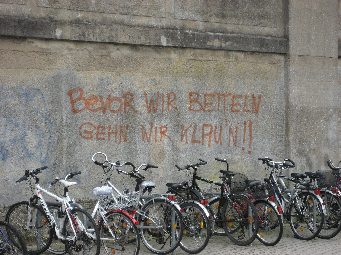 Bevor wir betteln gehn wir klaun Graffiti am Bahnhof Celle