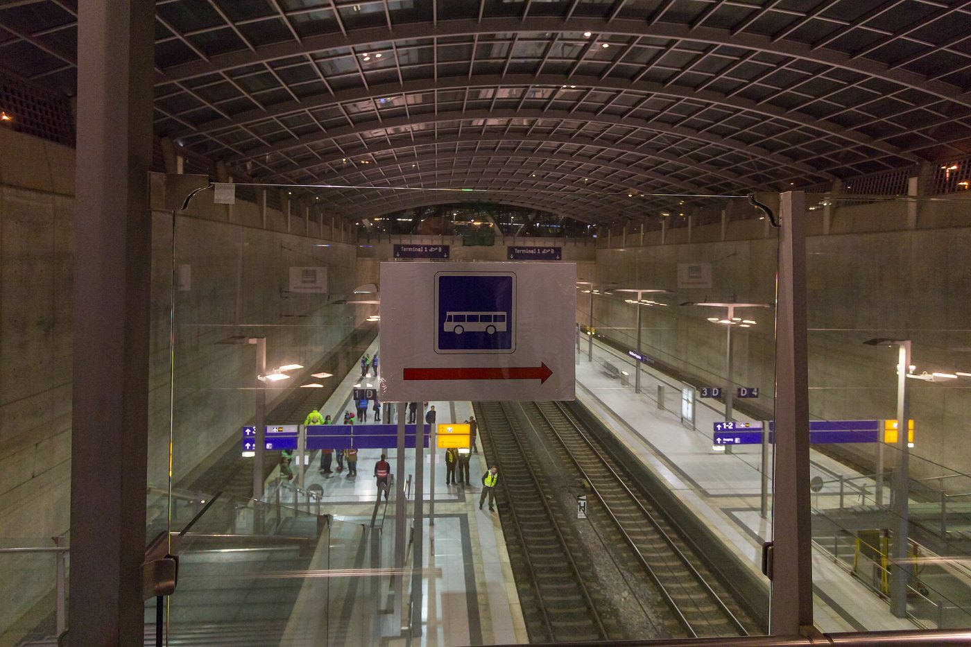 Drehscheibe Köln Bonn Airport Ankunft Flüchtlinge 27. September 2015 000