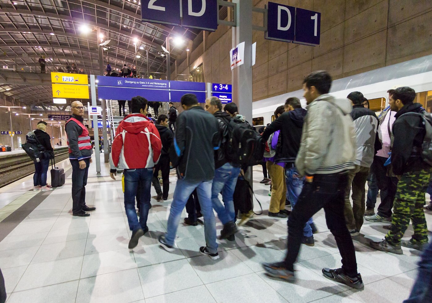Drehscheibe Köln Bonn Airport Ankunft Flüchtlinge 27. September 2015 001