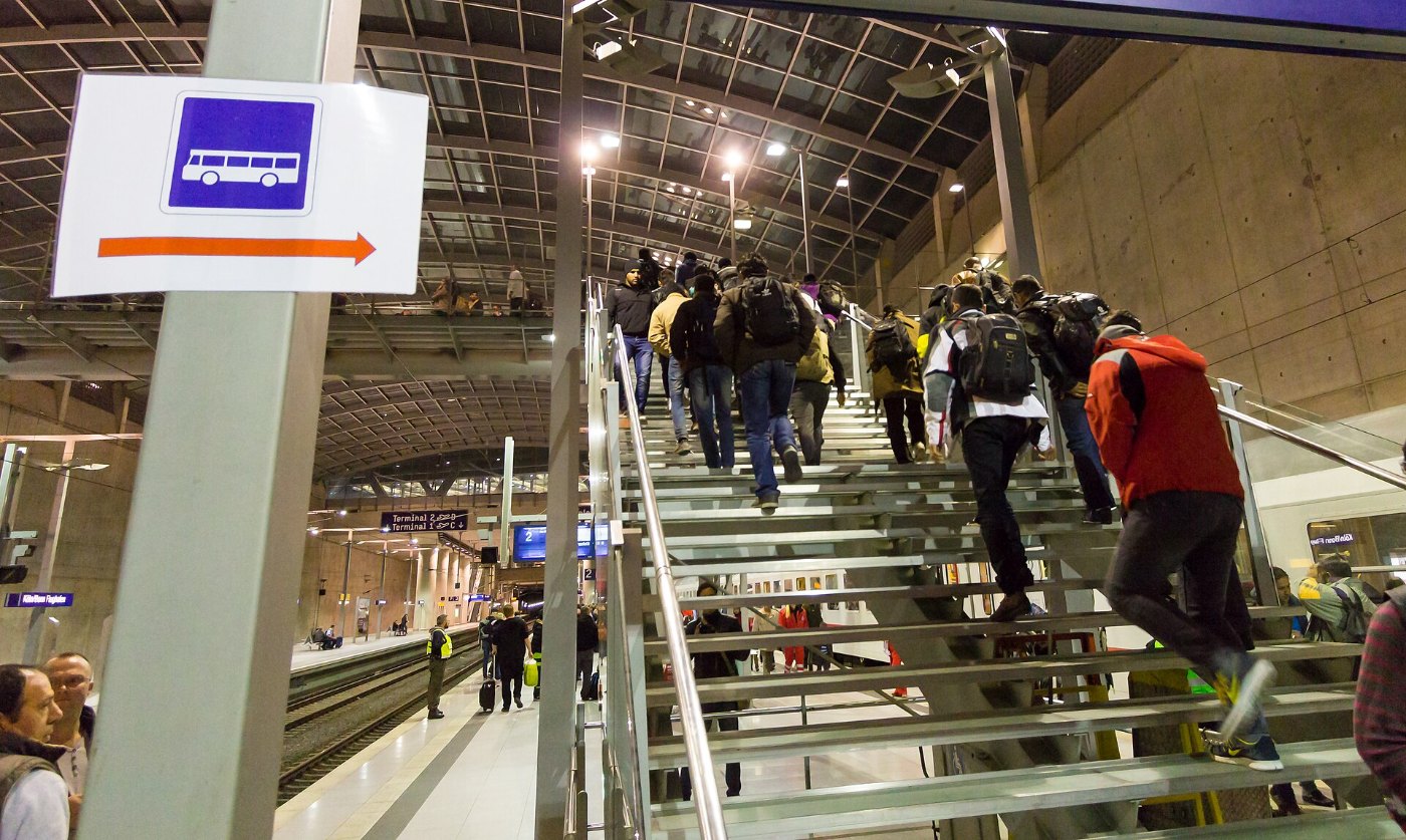 Drehscheibe Köln Bonn Airport Ankunft Flüchtlinge 27. September 2015 002