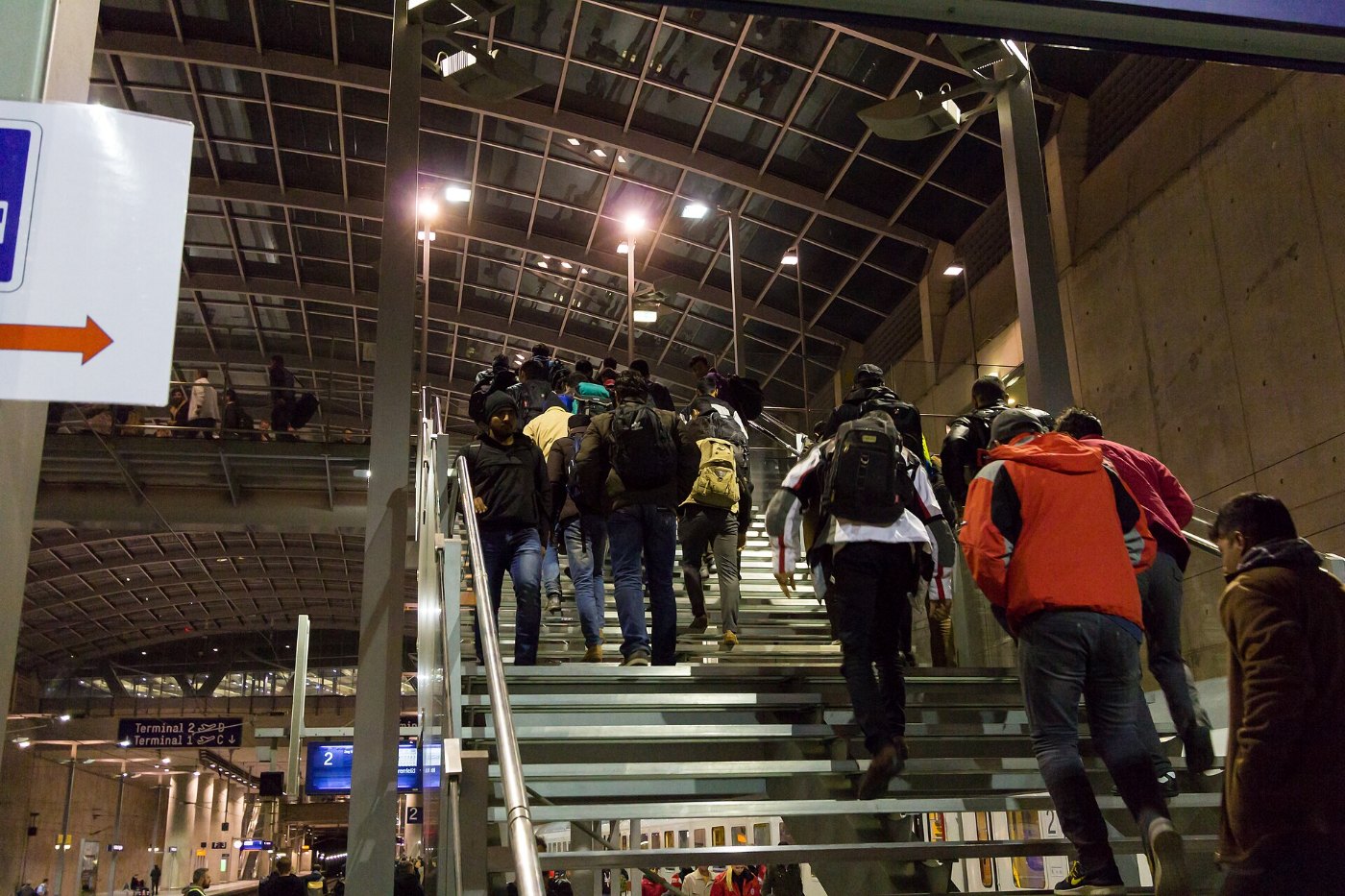 Drehscheibe Köln Bonn Airport Ankunft Flüchtlinge 27. September 2015 002