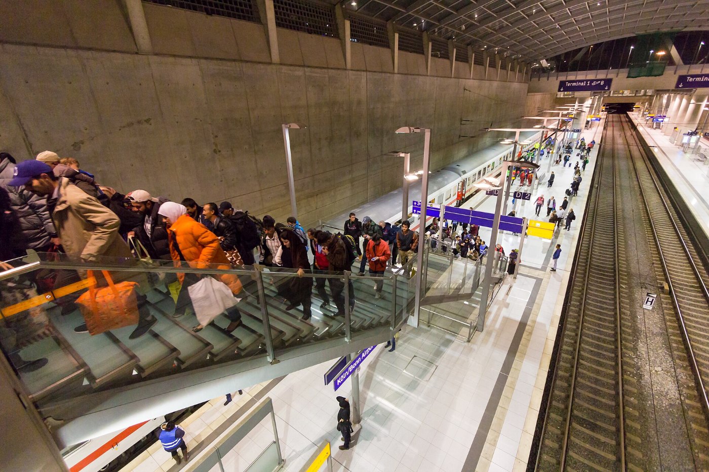 Drehscheibe Köln Bonn Airport Ankunft Flüchtlinge 27. September 2015 003