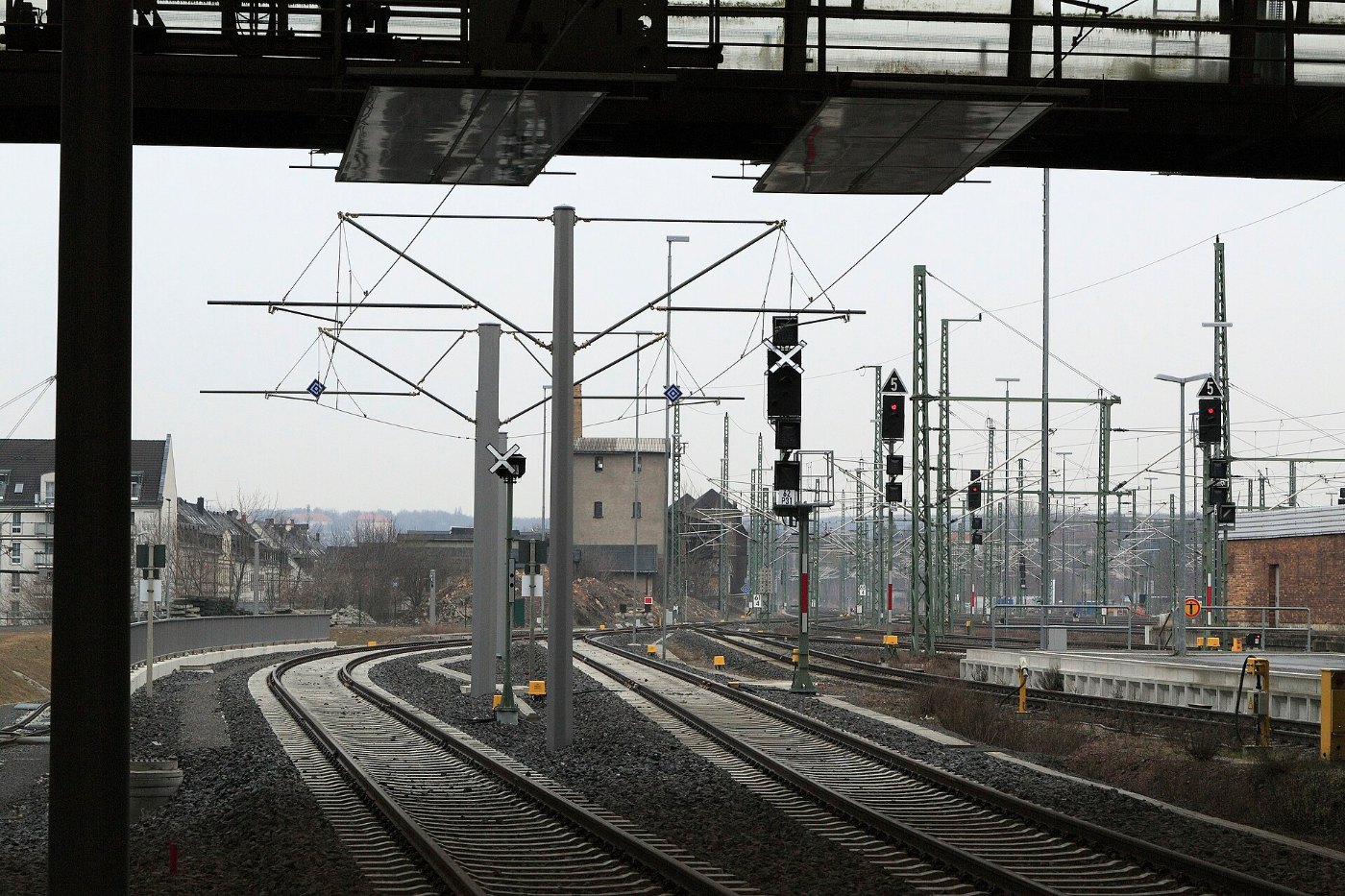 J21 811 Bf Chemnitz Hbf, Übergang Straßenbahn–Eisenbahn