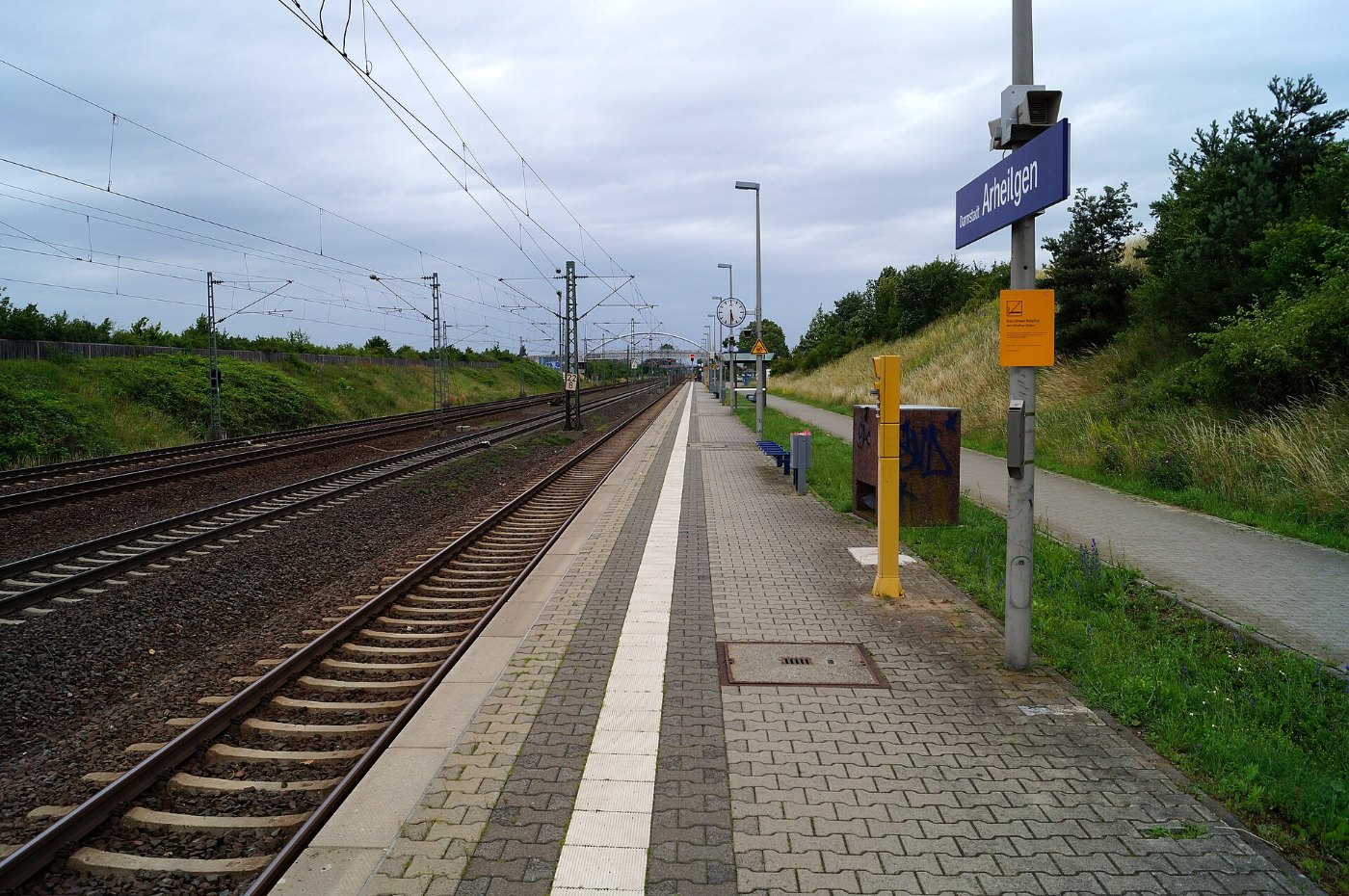 Darmstadt Arheilgener Bahnhof auf Bahnsteig Richtung Frankfurt am Main 2