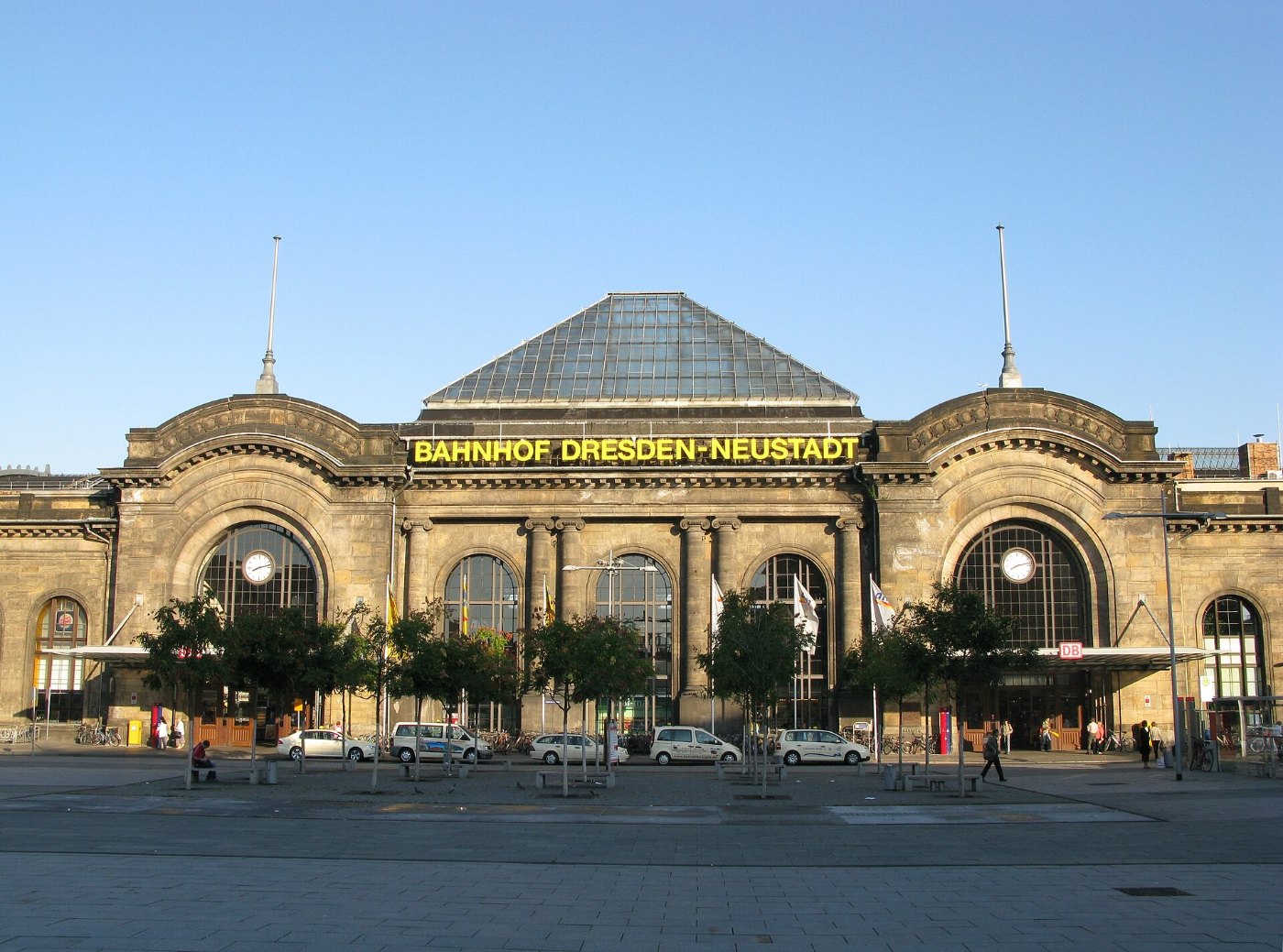 BahnhofDresdenNeustadtFassade(2009)
