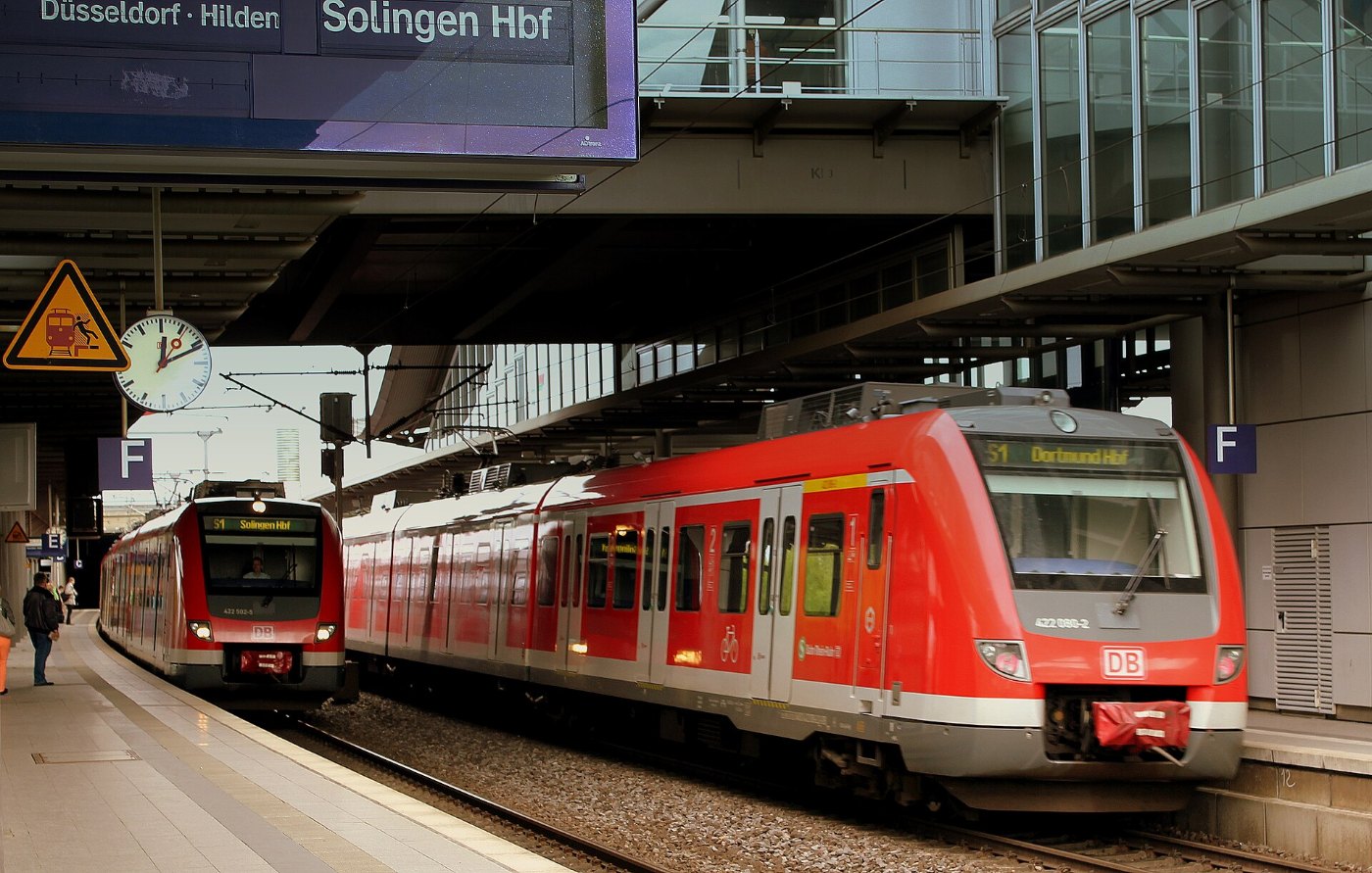 DUSSELDORF FLUGHAFEN BAHNHOF GERMANY APRIL 2013 ()