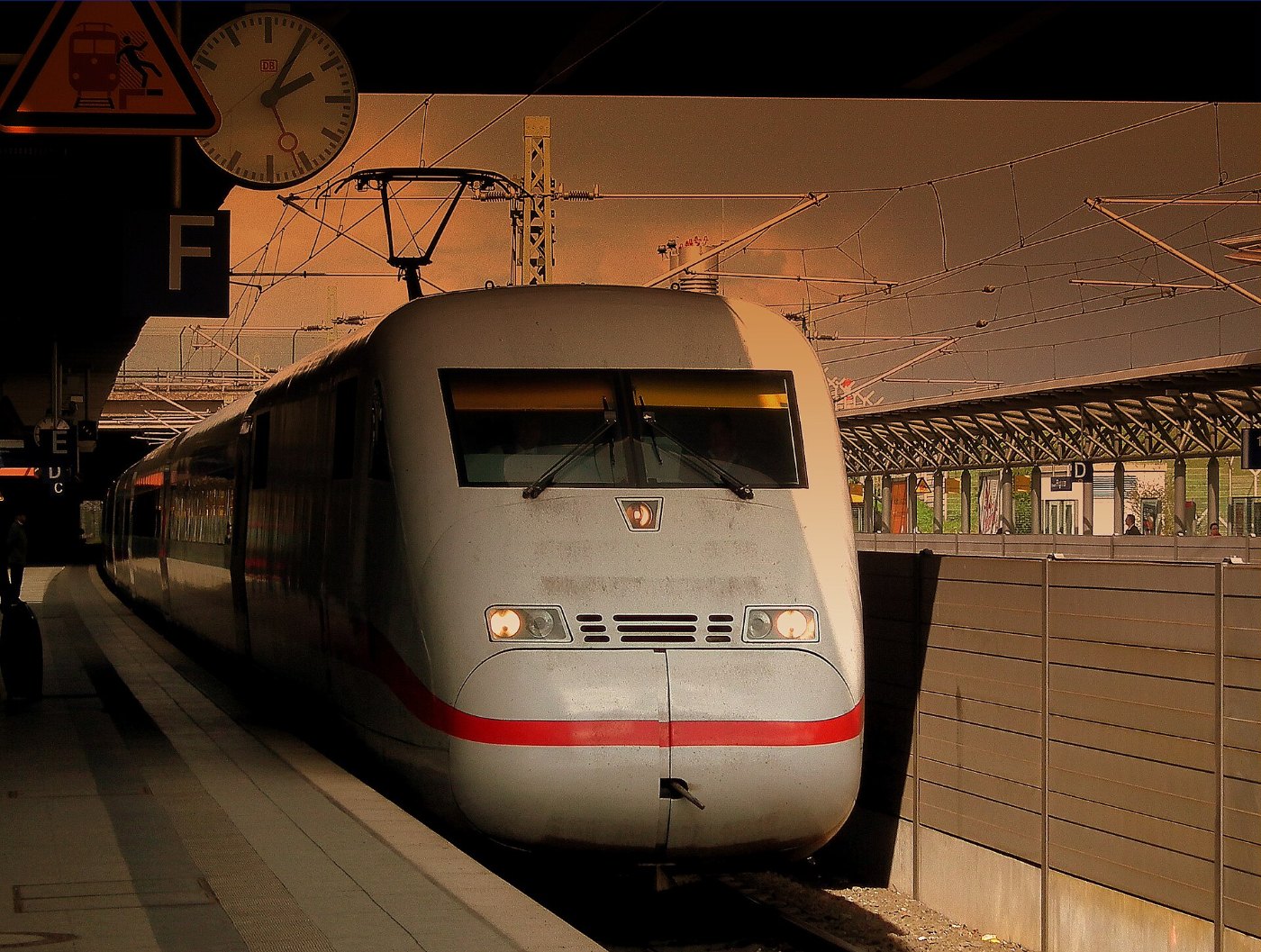DB ICE TRAIN AT DUSSELDORF FLUGHAFEN AIRPORT TRANSPORTATION CENTRE GERMA