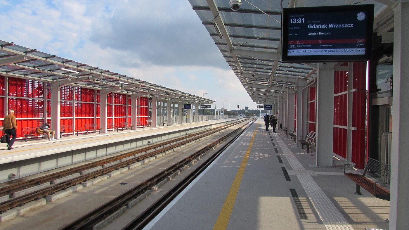 Danzig Lech Wałęsa FlughafenBahnhof 2015