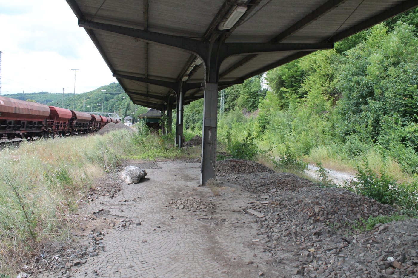 Stillgelegter Bahnstein am Bahnhof Dillenburg