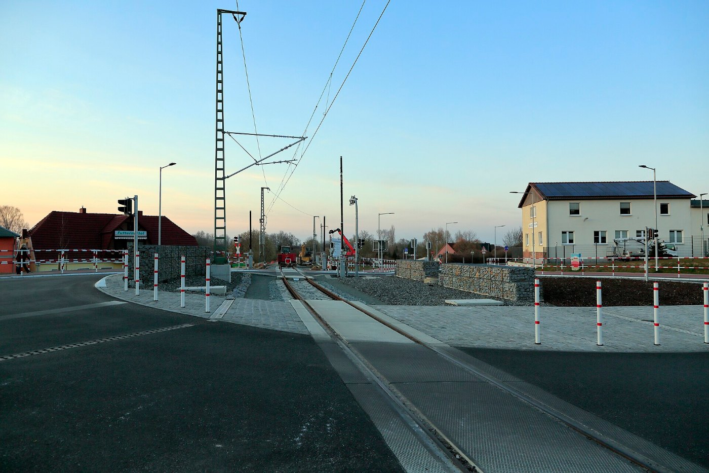 J40 815 Demmin, WÜ im Kreisverkehr