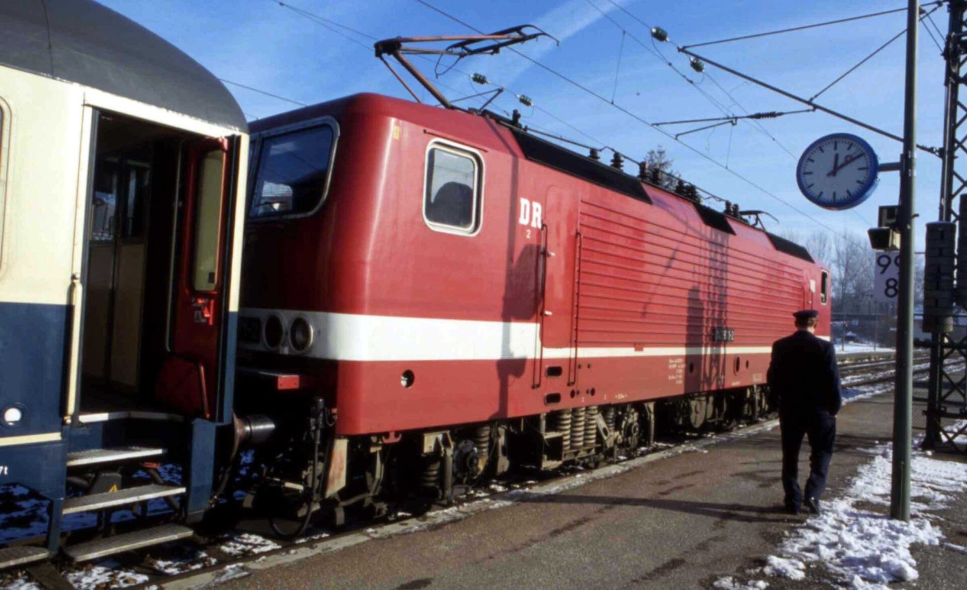 1994 01 22 BR143 Bahnhof Donaueschingen