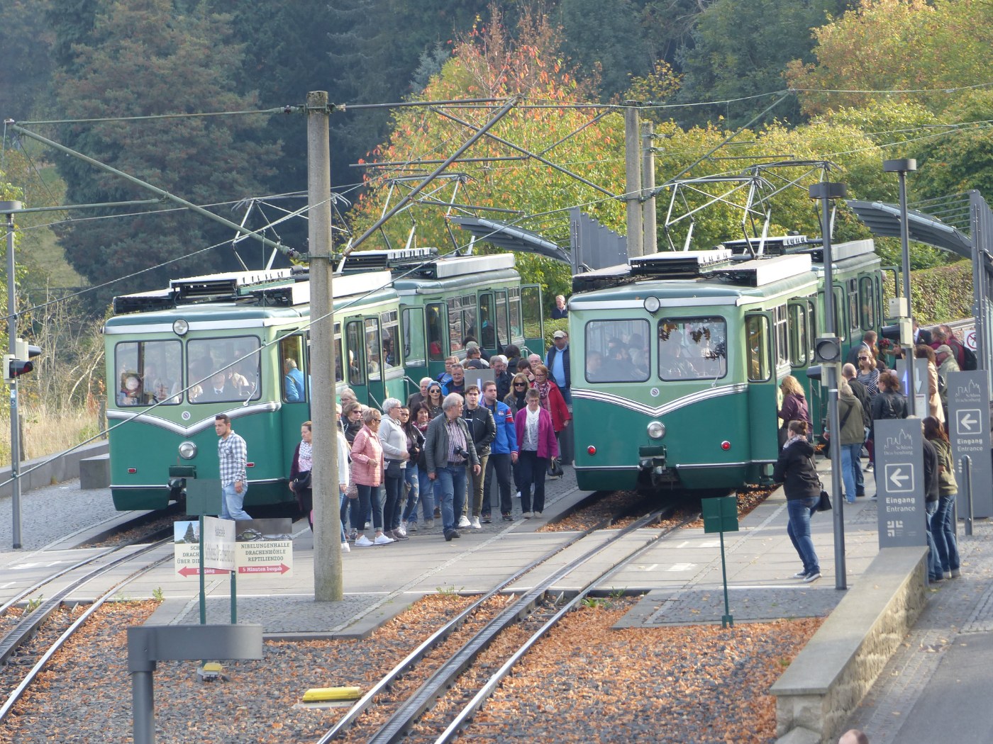 Drachenfelsbahn mit Schloss Drachenburg