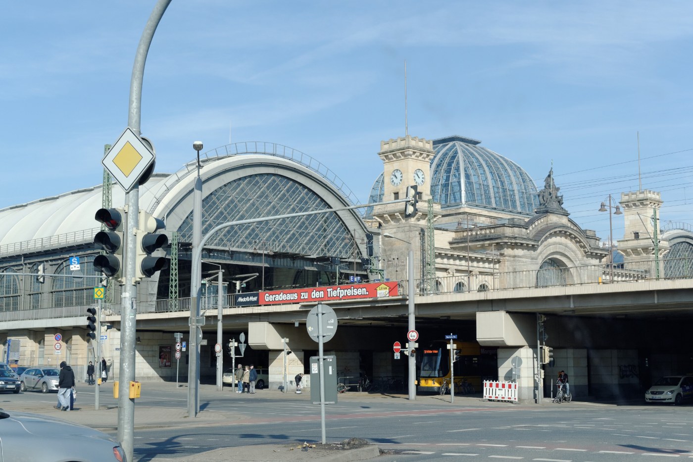 Bahnsteighalle des Dresdner Hauptbahnhofs mit Membrandach
