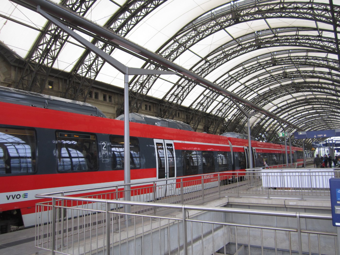 S-Bahn im Dresdner Hauptbahnhof