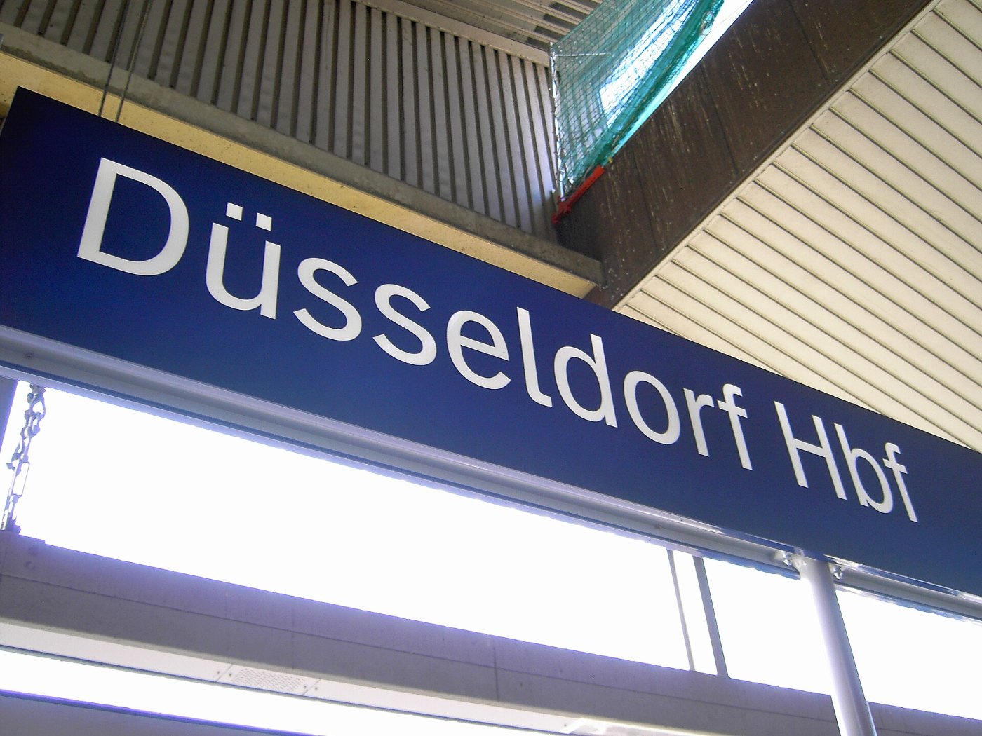 Bahnhofsschild Düsseldorf Hbf