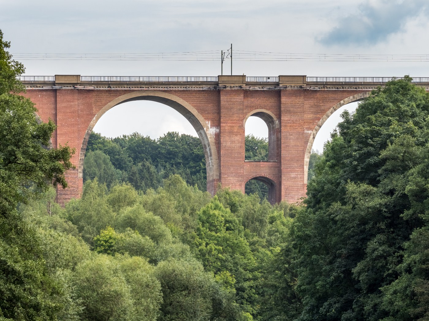 Die Elstertalbrücke über dem Tal