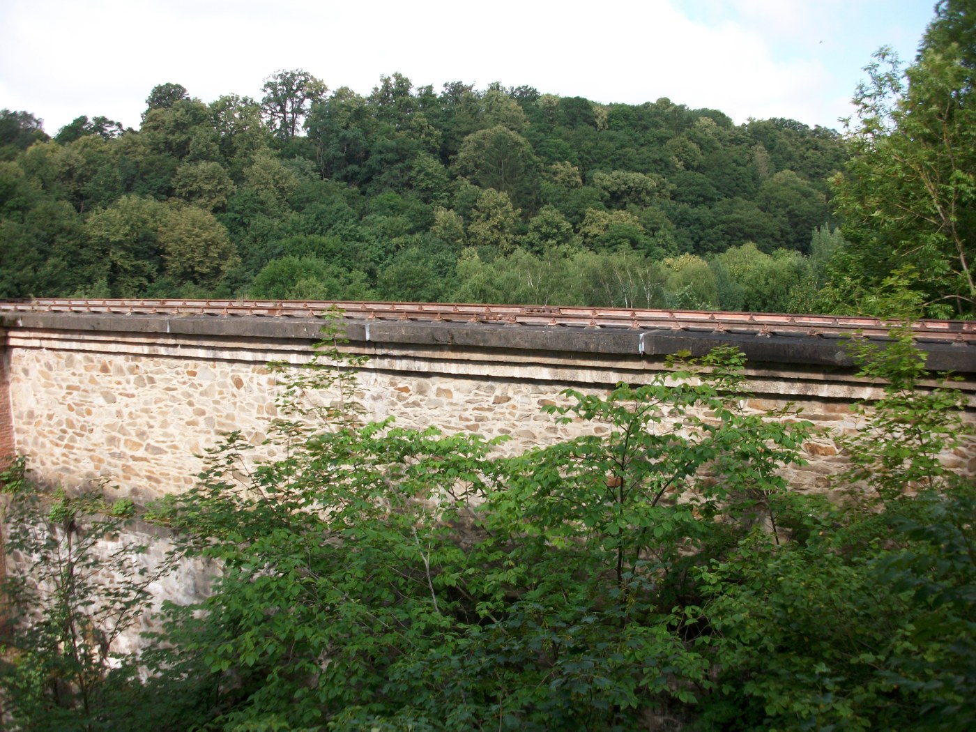 Schienen auf der mittleren Etage der Elstertalbrücke