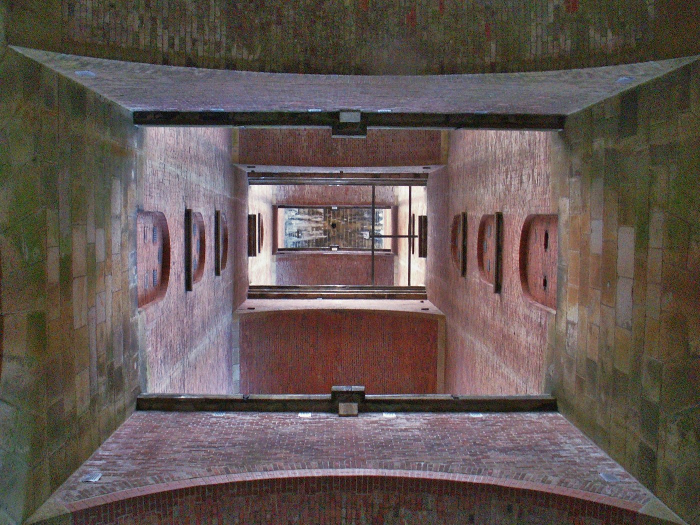 Die Elstertalbrücke von unten gesehen