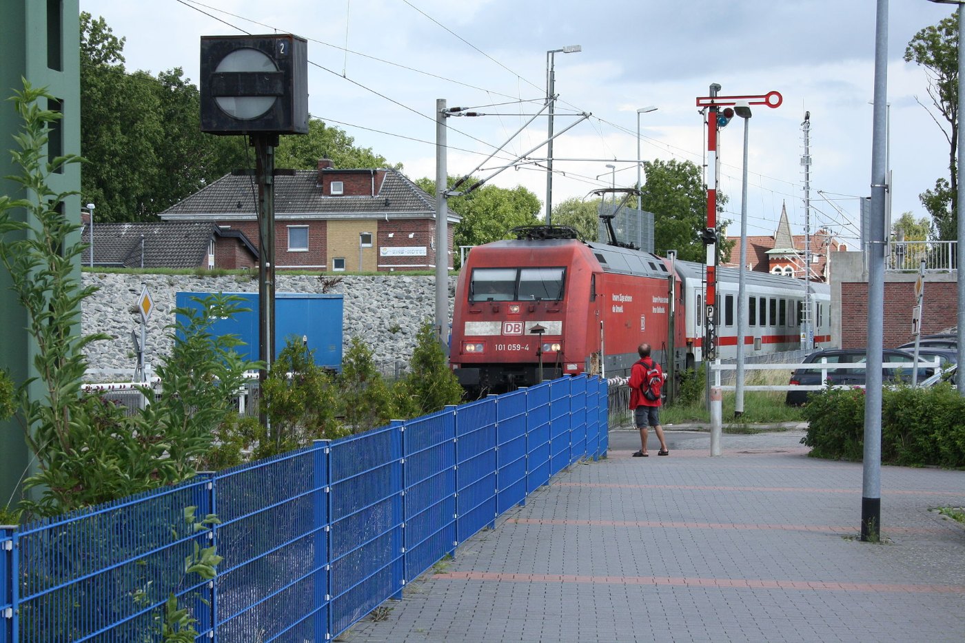 Intercity (mit DB 101 059 4) nähert sich Emden Außenhafen