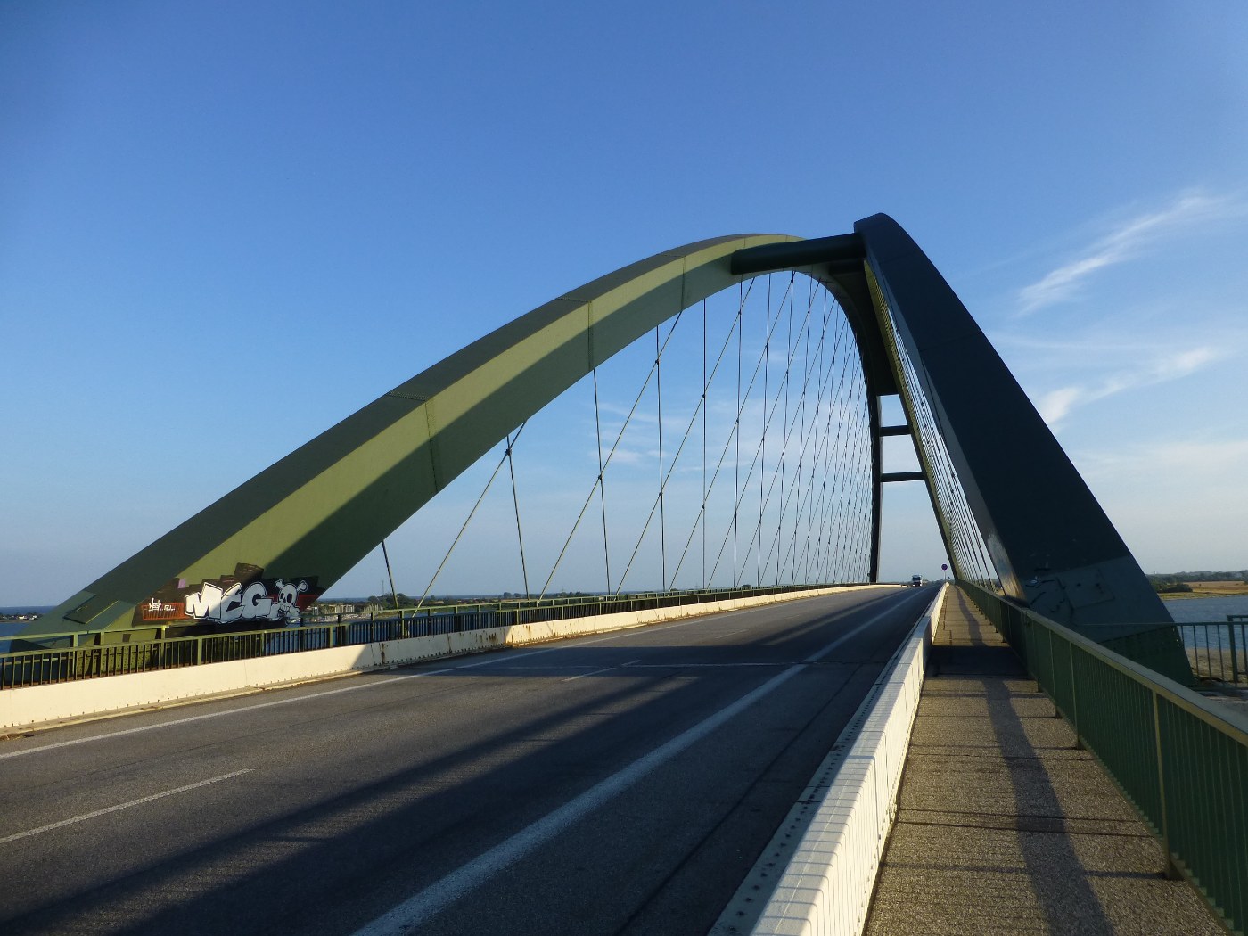 Die Fehmarnsundbrücke über der Ostsee