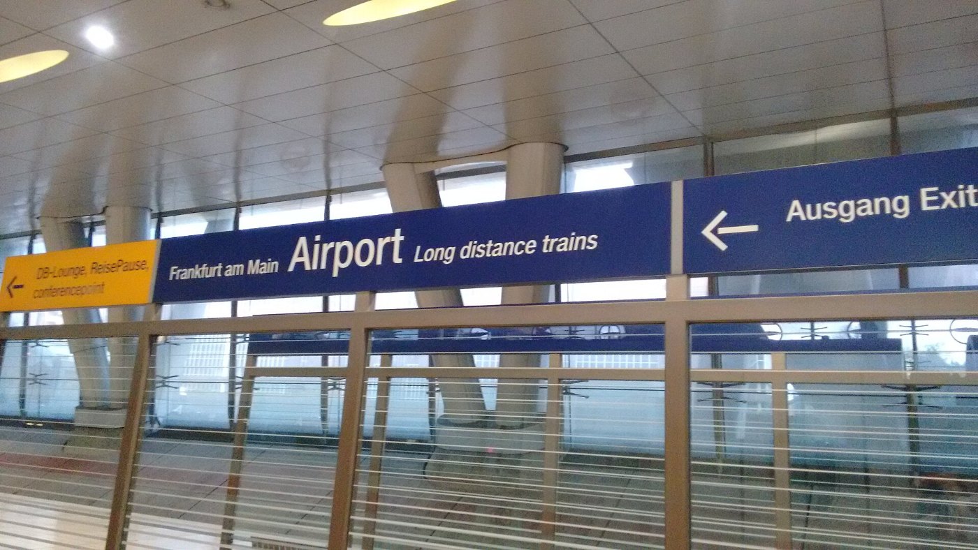 Bahnhofsschild Frankfurt Flughafen Fernbahnhof englisch