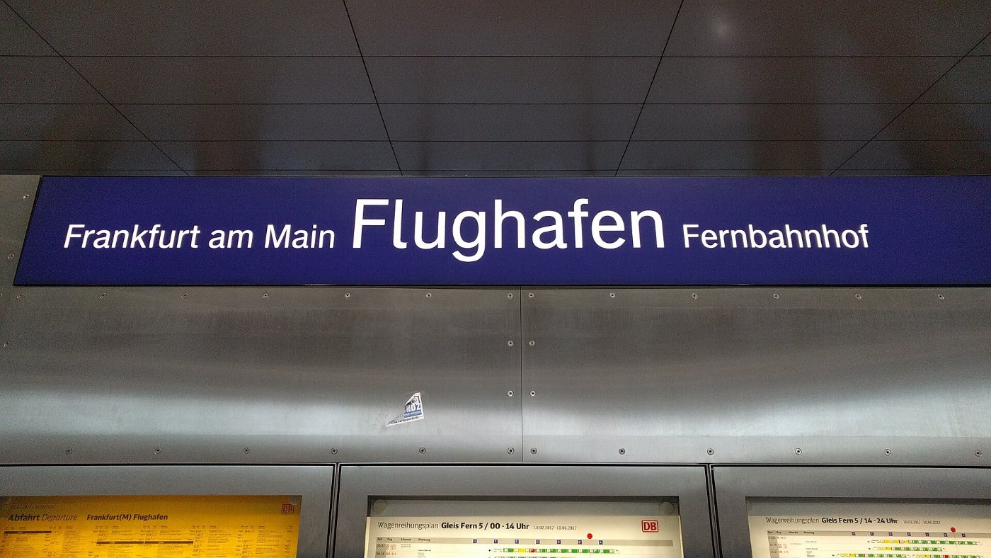 Bahnhofsschild Frankfurt Flughafen Fernbahnhof