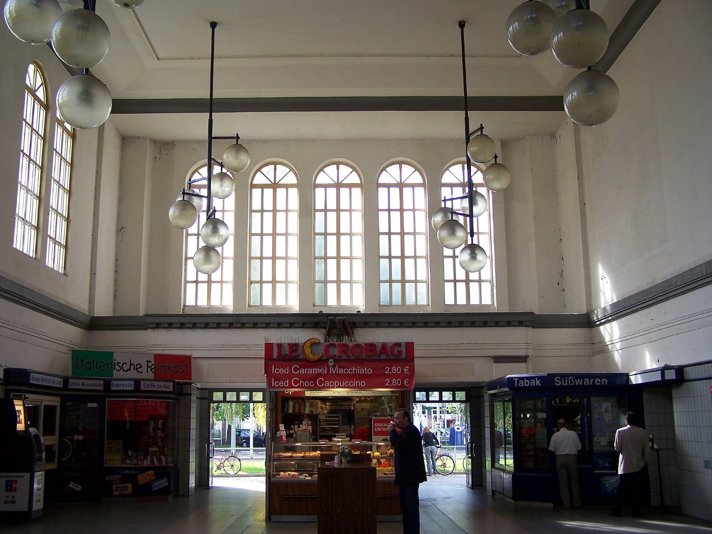 Höchst Bahnhof, Empfangshalle