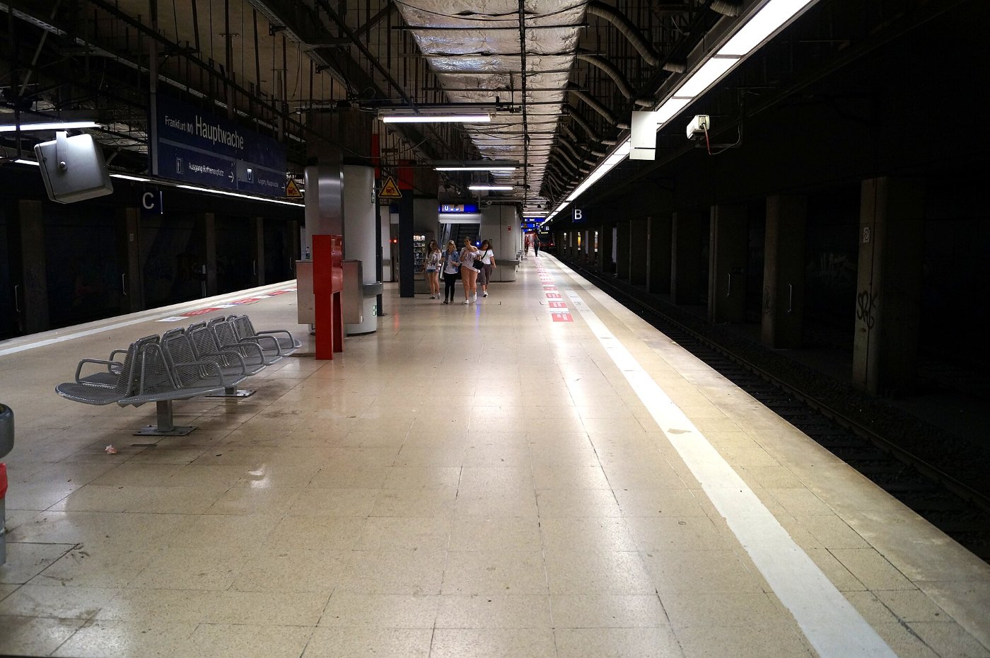 Frankfurt am Main Bahnhof Hauptwache auf Bahnsteig zu Gleis 2 Richtung B