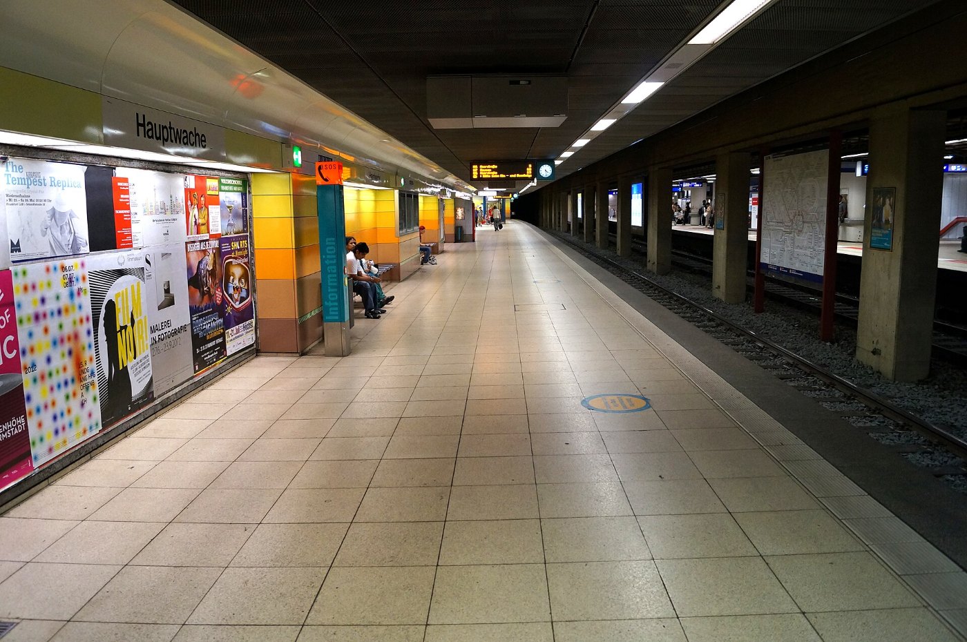 Frankfurt am Main Bahnhof Hauptwache auf Bahnsteig zu Gleis 4 1.7.2012