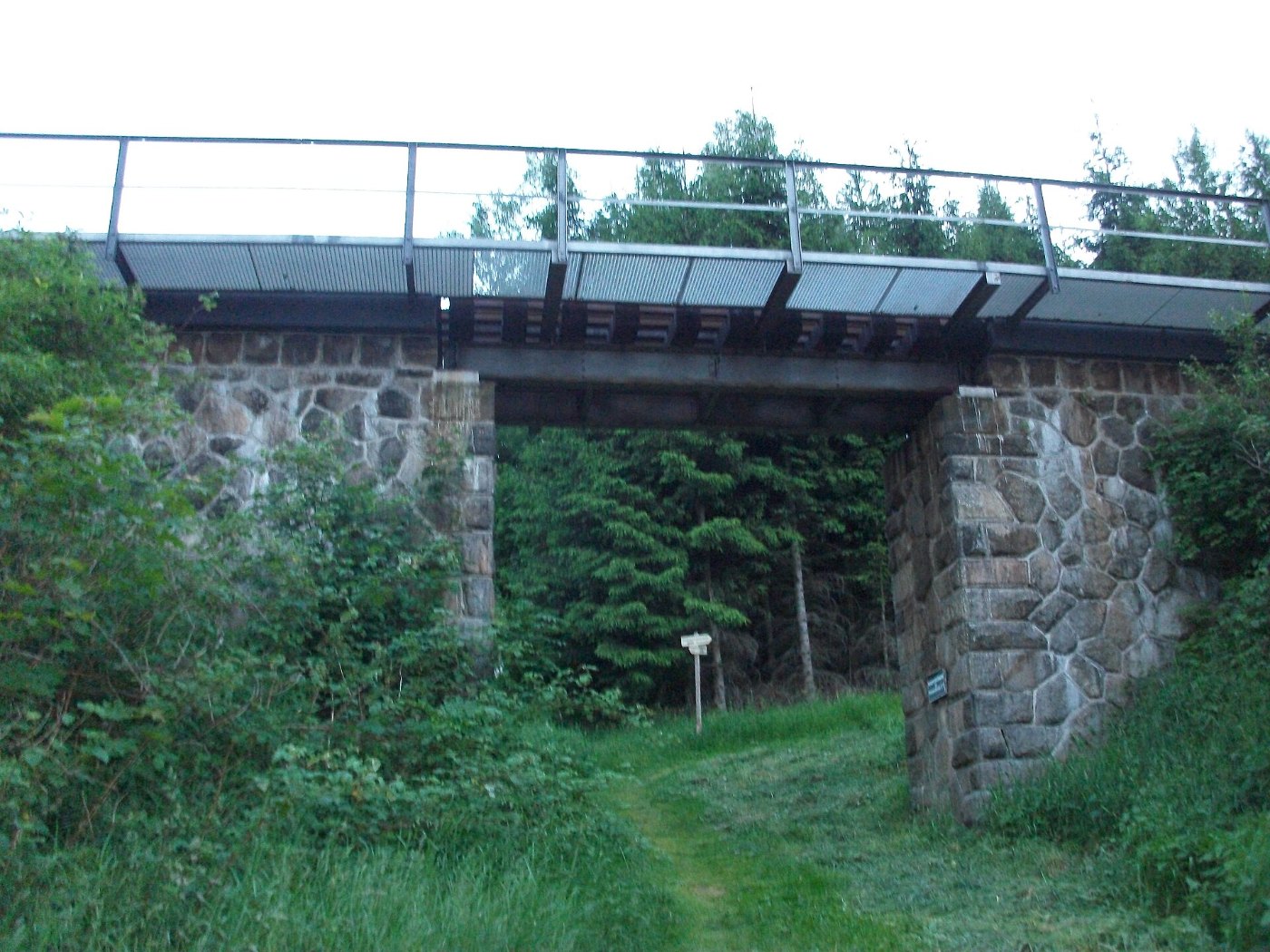 Neudorf (Sehmatal), Eisenbahnüberführung am km 2,783 der Fichtelbergbahn