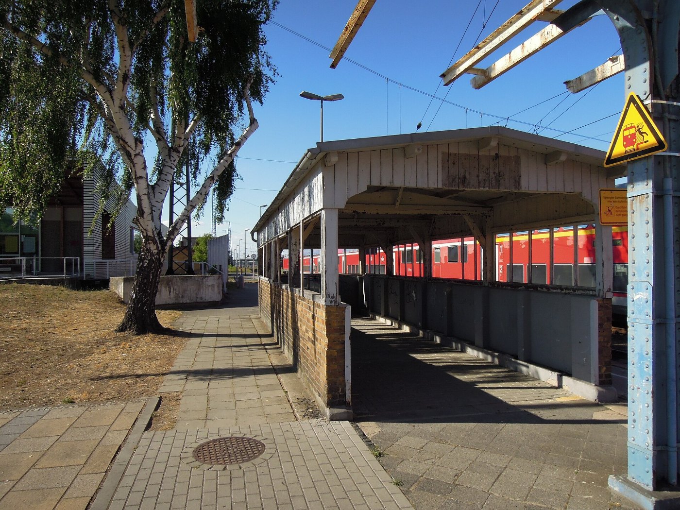 Überdachung ehem. Fußgängertunnel im Bahnhof Falkenberg (Elster) im Juli