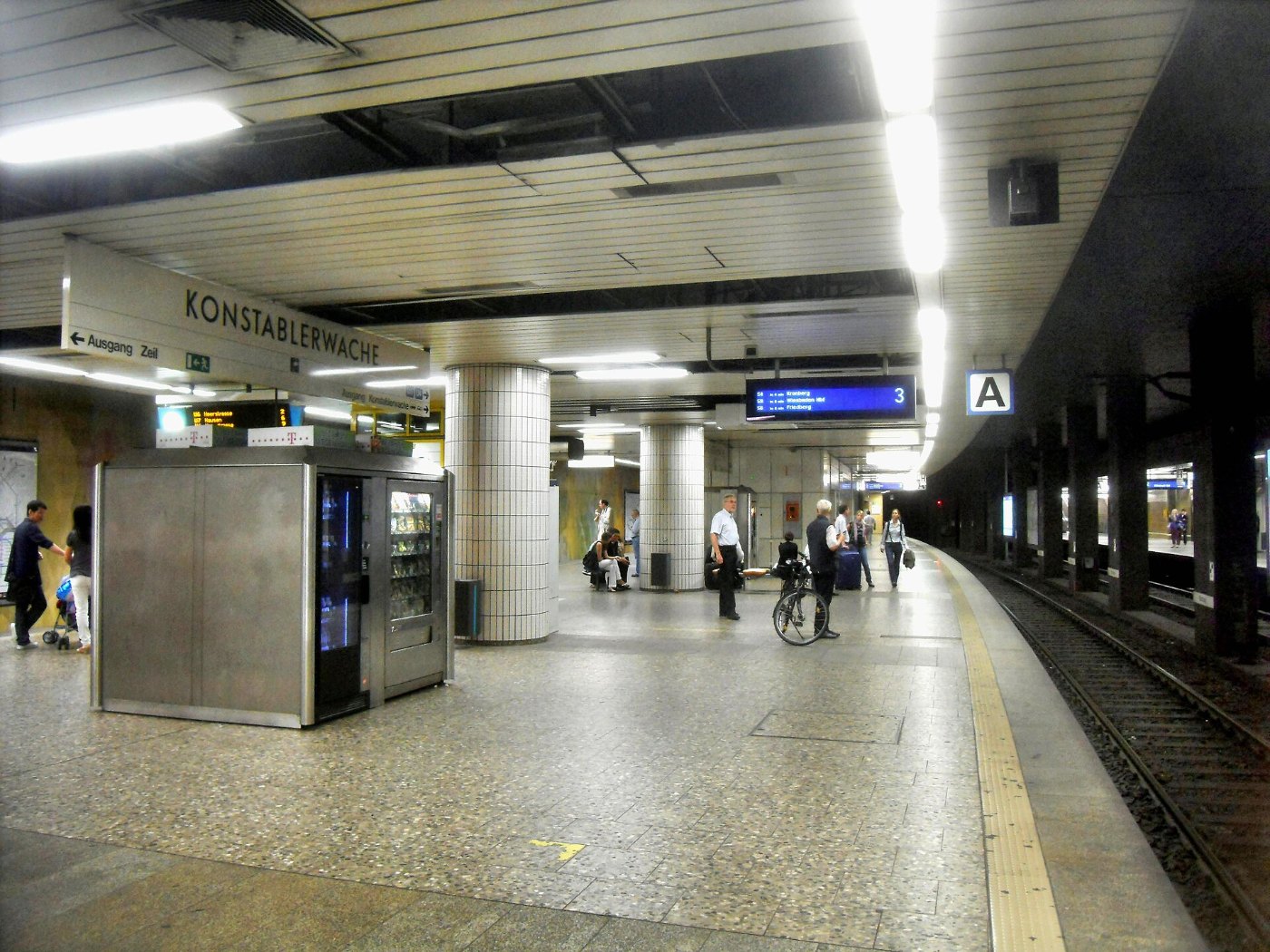 Frankfurt Bahnhof Konstablerwache auf Bahnsteig zu Gleis 3 13.8.2009