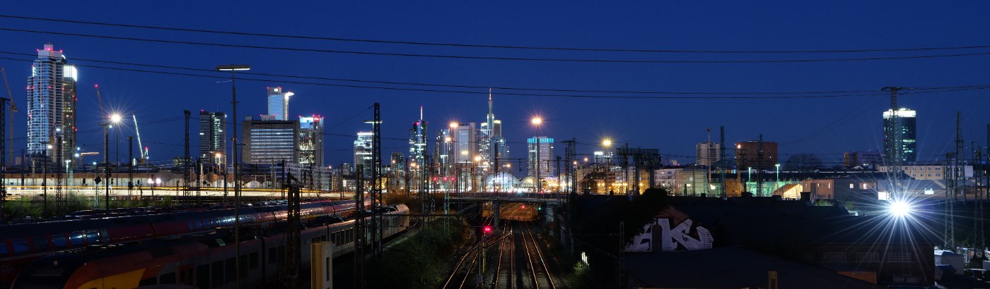 Das Gleisfeld des Frankfurter Hauptbahnhofs bei Nacht