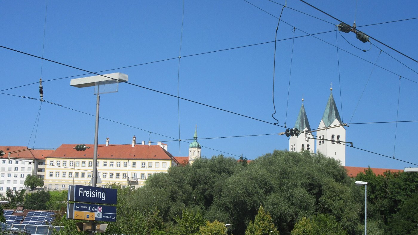 Dom zu Freising vom Bahnhof aus