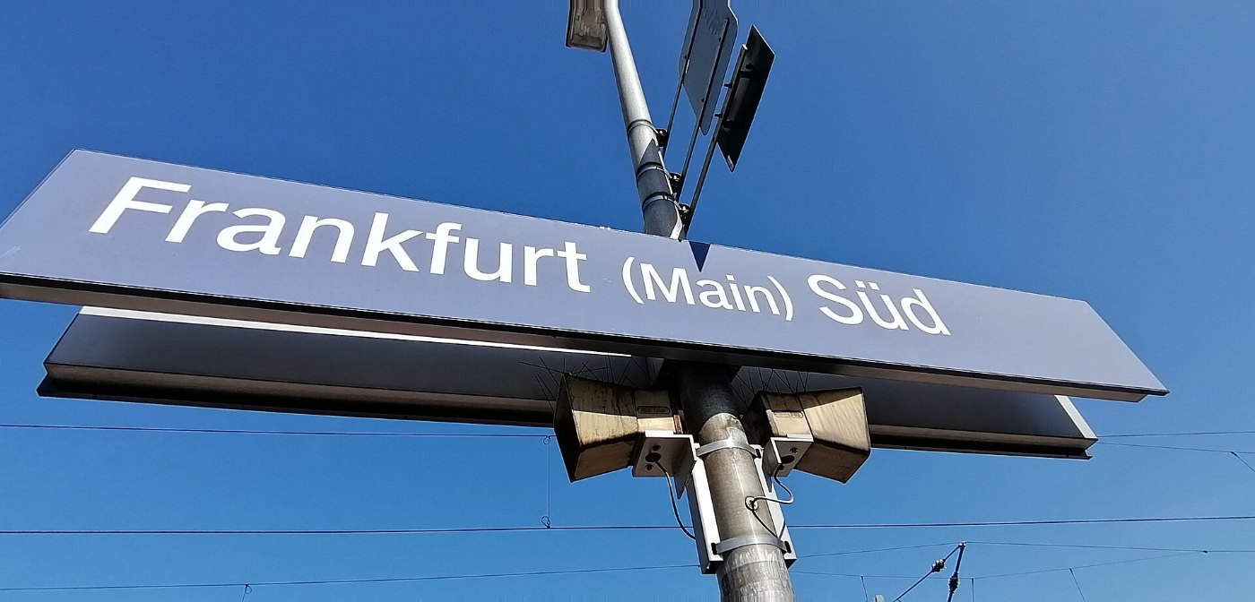 Bahnhofsschild Frankfurt Süd
