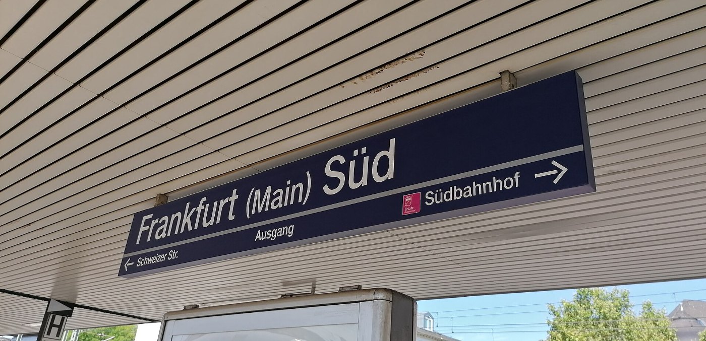 Bahnhofsschild Frankfurt Süd