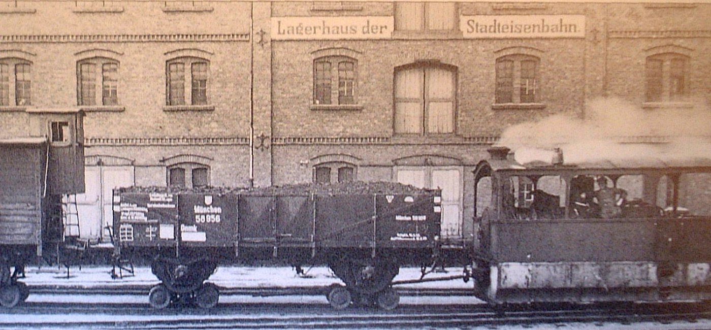 Stadteisenbahn vor dem Lagerhaus am Bahnhof Forst (Lausitz)
