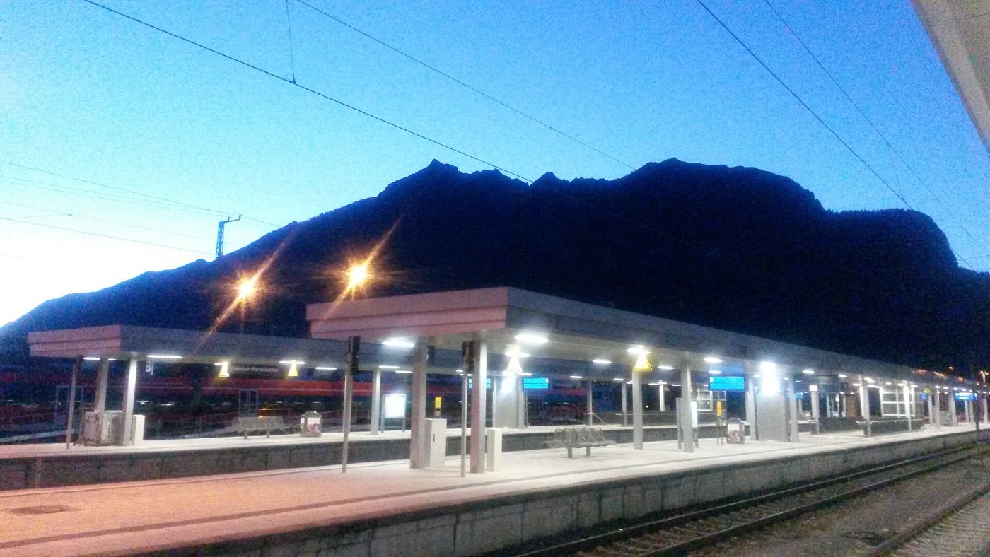 Wenn es Abend wird im Bahnhof Garmisch Partenkirchen