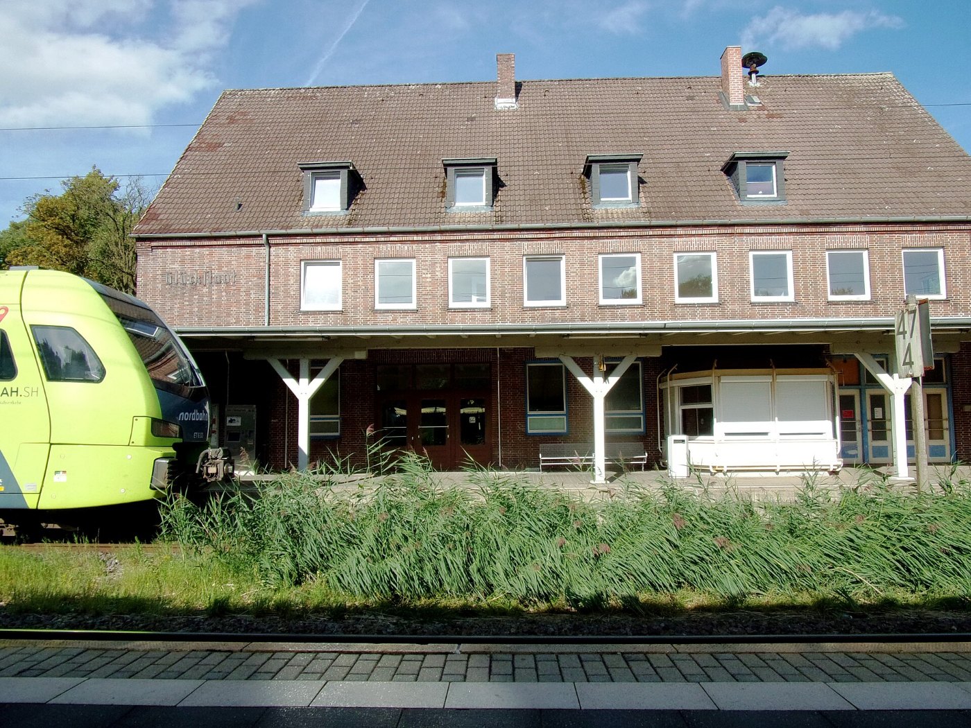 Bahnhof Glückstadt mit Zug der Nordbahn