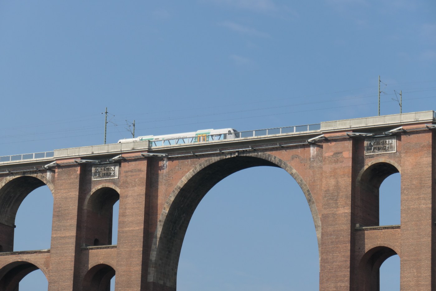 Ein Zug der Vogtlandbahn auf der Göltzschtalbrücke