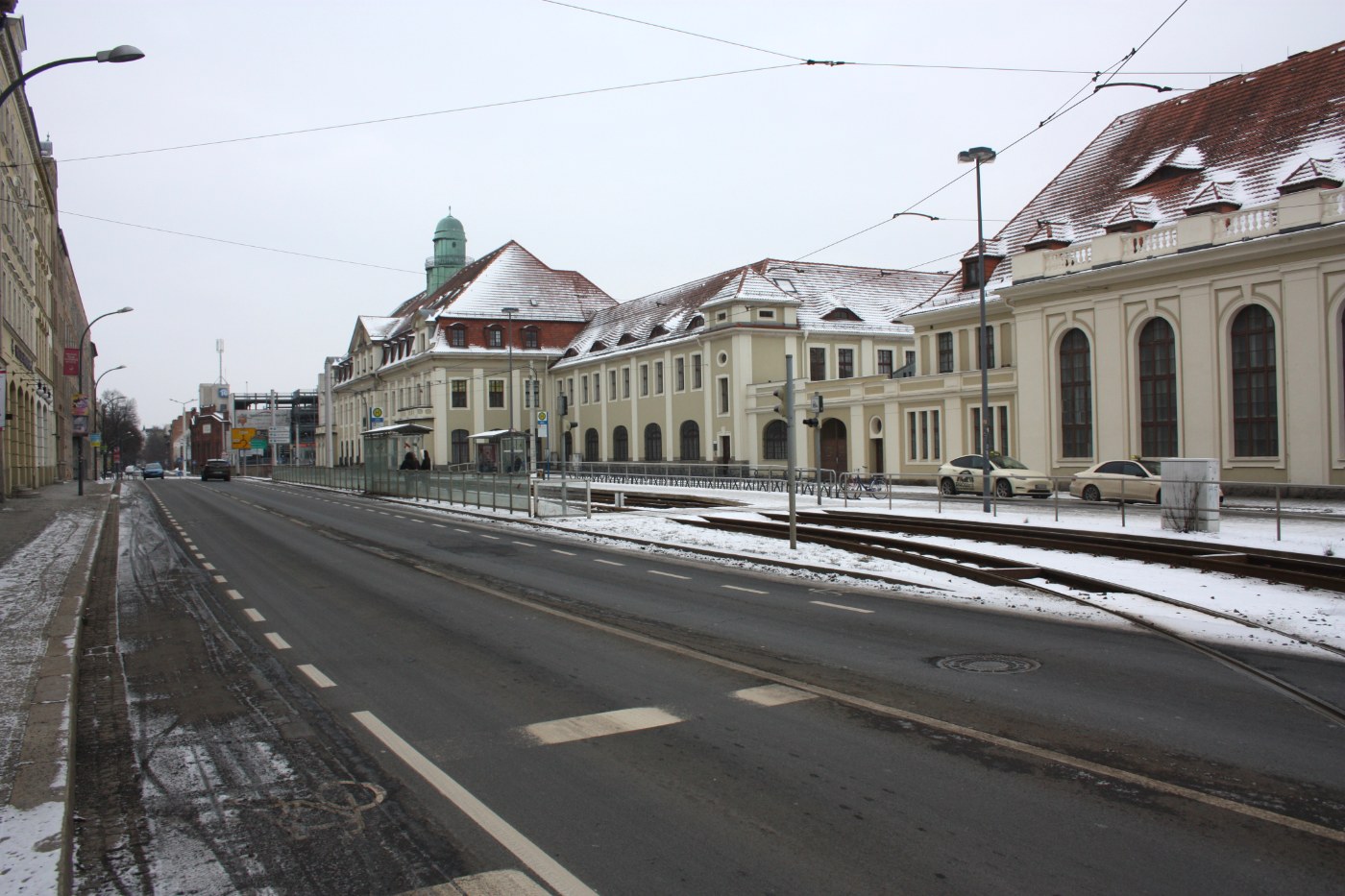 Straßenbahn vor dem Bahnhof Görlitz