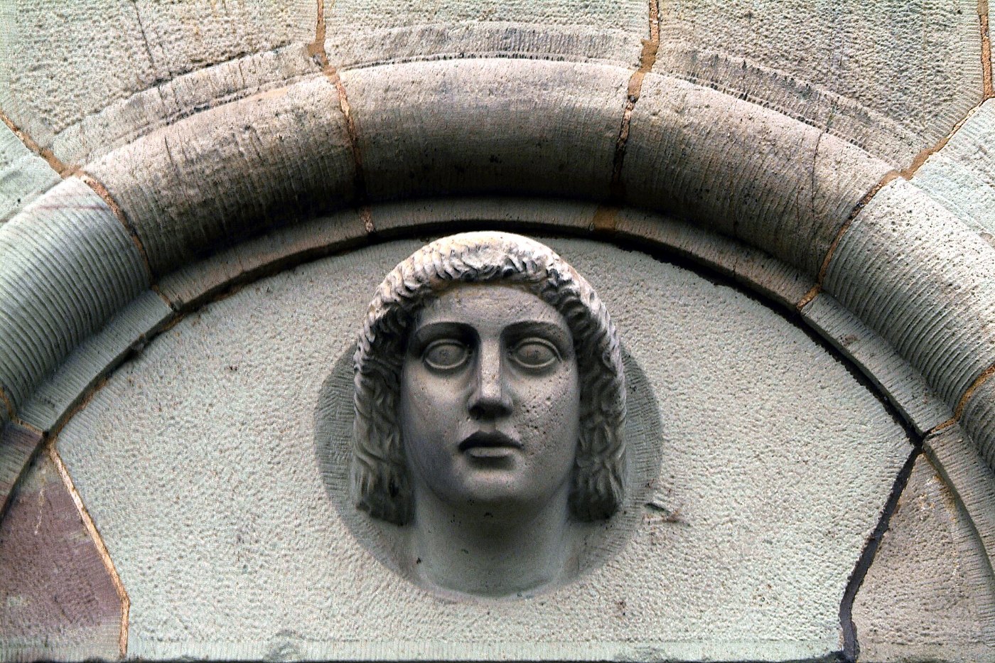 Bahnhof Göttingen Empfangsgebäude Fassaden Detail Kopf eines jungen Mann