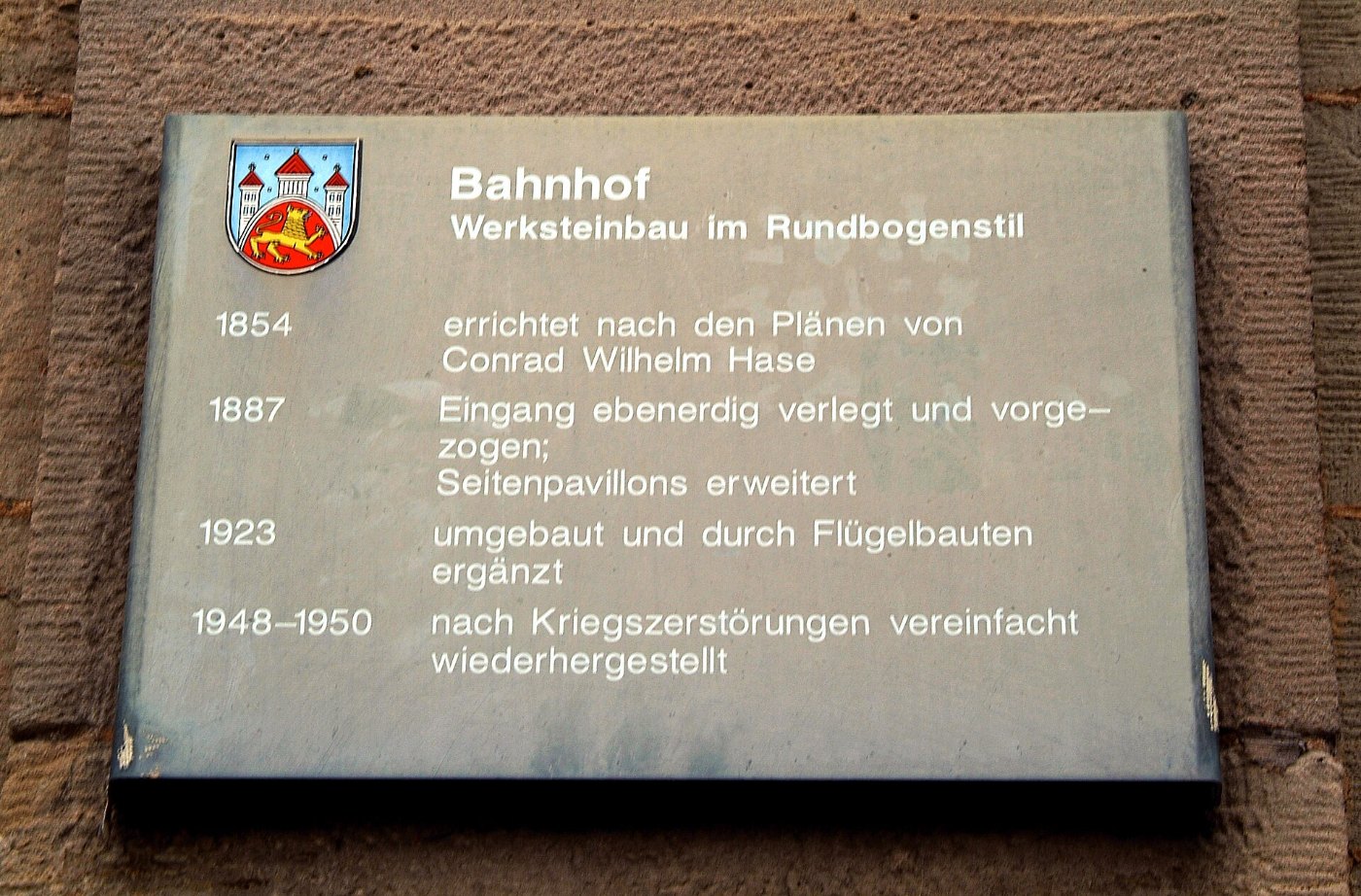 Stadttafel Göttingen Bahnhof Werksteinbau im Rundbogenstil