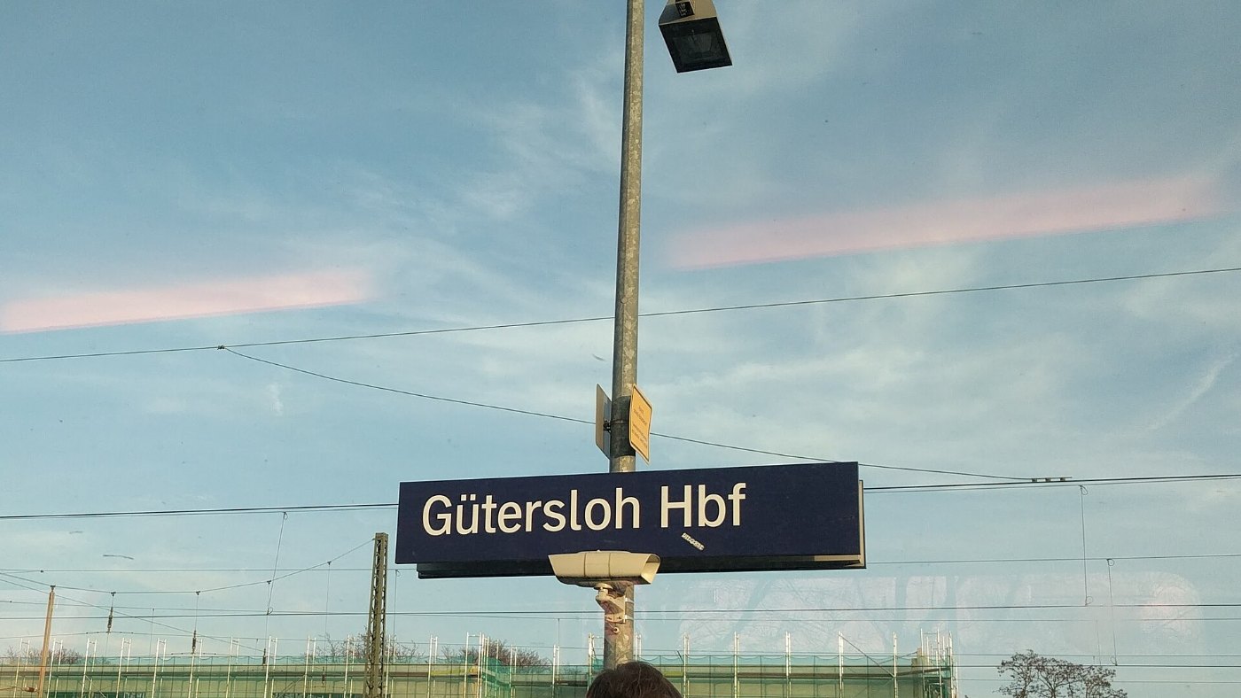 Bahnhofsschild Gütersloh Hbf